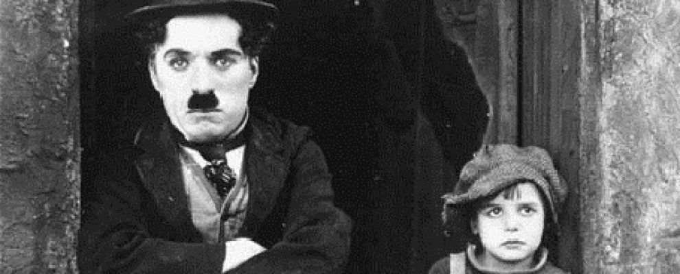 Chaplin e Coogan in una scena de Il Monello